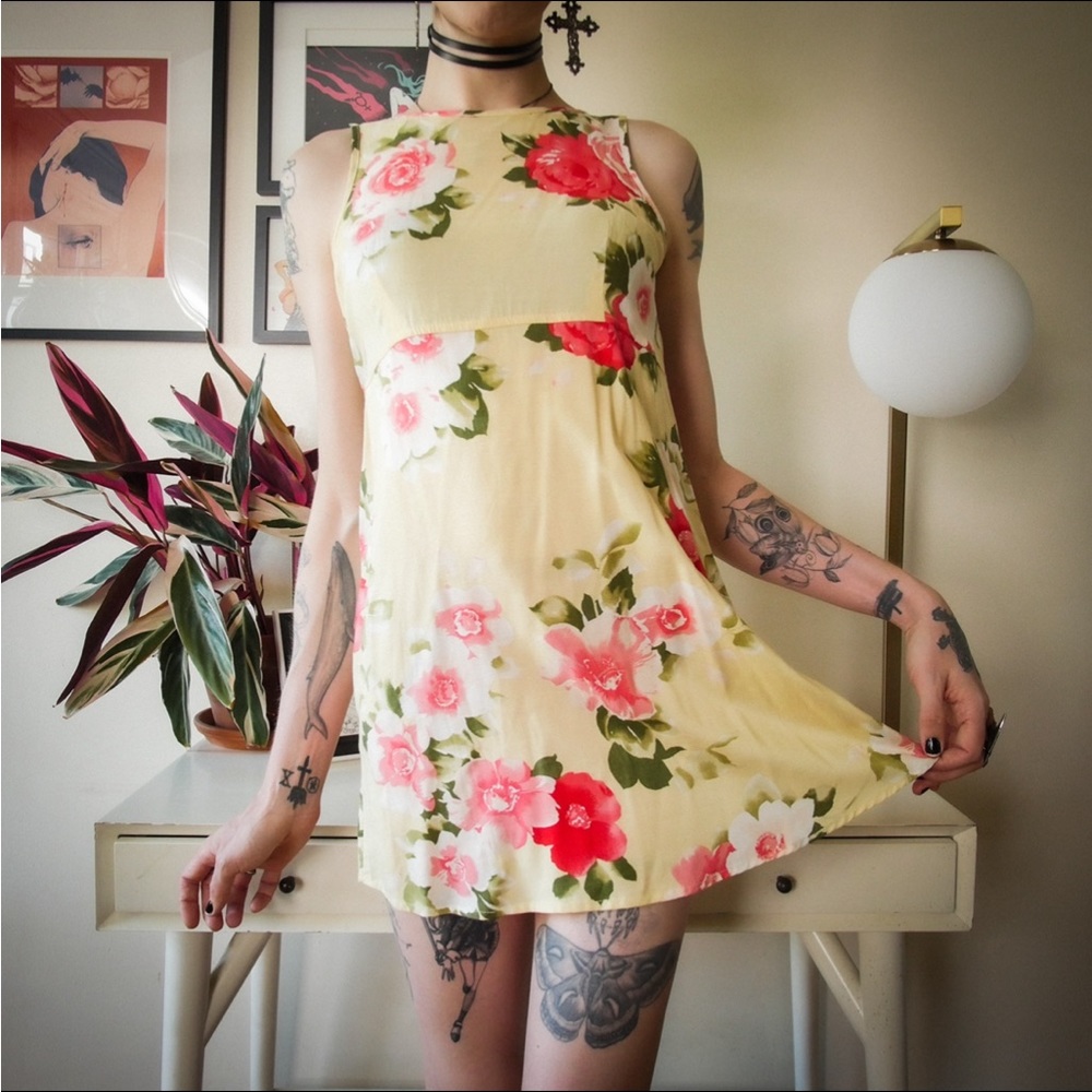 True 90s vintage yellow floral minidress